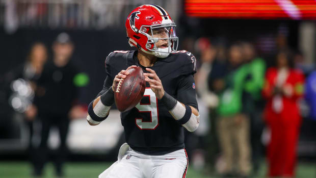 Atlanta Falcons quarterback Desmond Ridder (9) drops back to pass against the New Orleans Saints